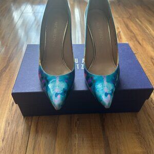 STUART WEITZMAN HEIST PUMPS IN SURF BLUE PAINTBALL PATENT LEATHER IN SIZE 6.5